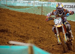 中国体育彩票：斯洛特巧妙化解萨拉赫提问失误 机智回应索博展现教练智慧