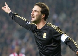 中国体彩网-沙尔克与纽伦堡的绿茵对决，震撼TIFO在多机位技术下绽放视觉奇迹